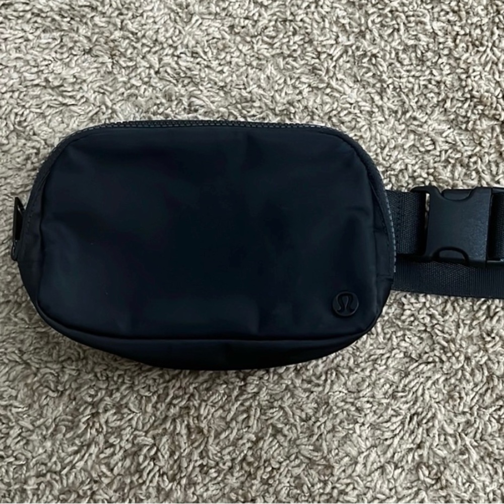 lululemon everywhere belt bag 1 L